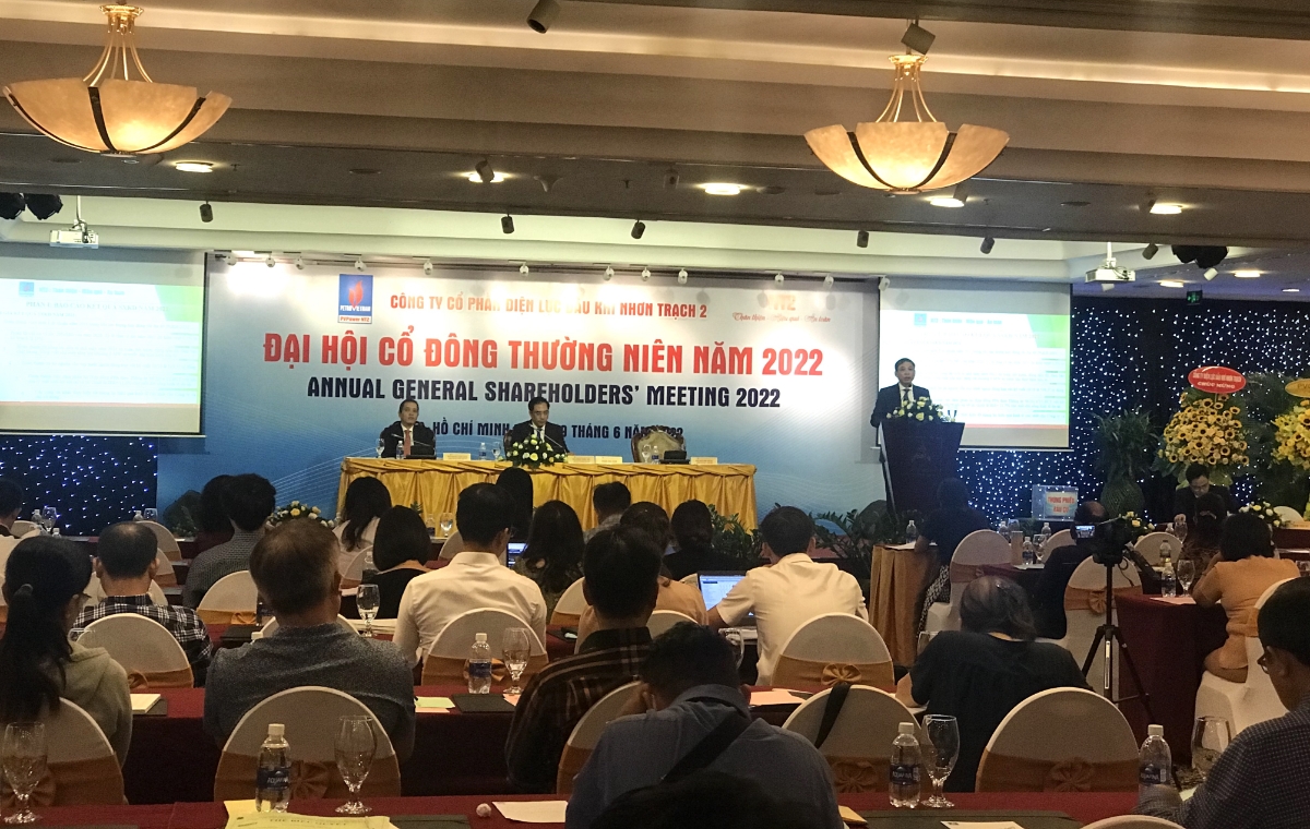 L&atilde;nh đạo NT2 tr&igrave;nh b&agrave;y kế hoạch kinh doanh năm 2022 trước cổ đ&ocirc;ng - Ảnh: VNE.