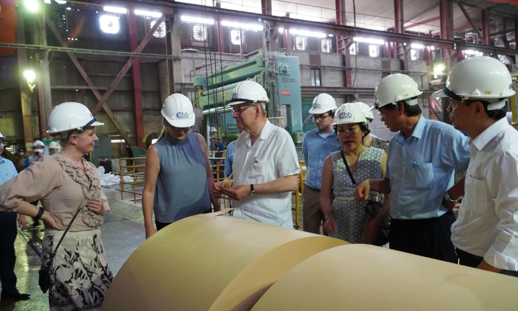 Thứ trưởng Ngoại giao Thụy Điển Robert Rydberg (người áo trắng ở giữa) thăm Nhà máy Giấy Bãi Bằng, được xem là biểu tượng lớn nhất thành quả mối quan hệ hợp tác phát triển Thụy Điển Việt Nam.