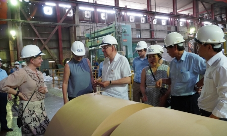 Thứ trưởng Ngoại giao Thụy Điển Robert Rydberg (người áo trắng ở giữa) thăm Nhà máy Giấy Bãi Bằng, được xem là biểu tượng lớn nhất thành quả mối quan hệ hợp tác phát triển Thụy Điển Việt Nam.
