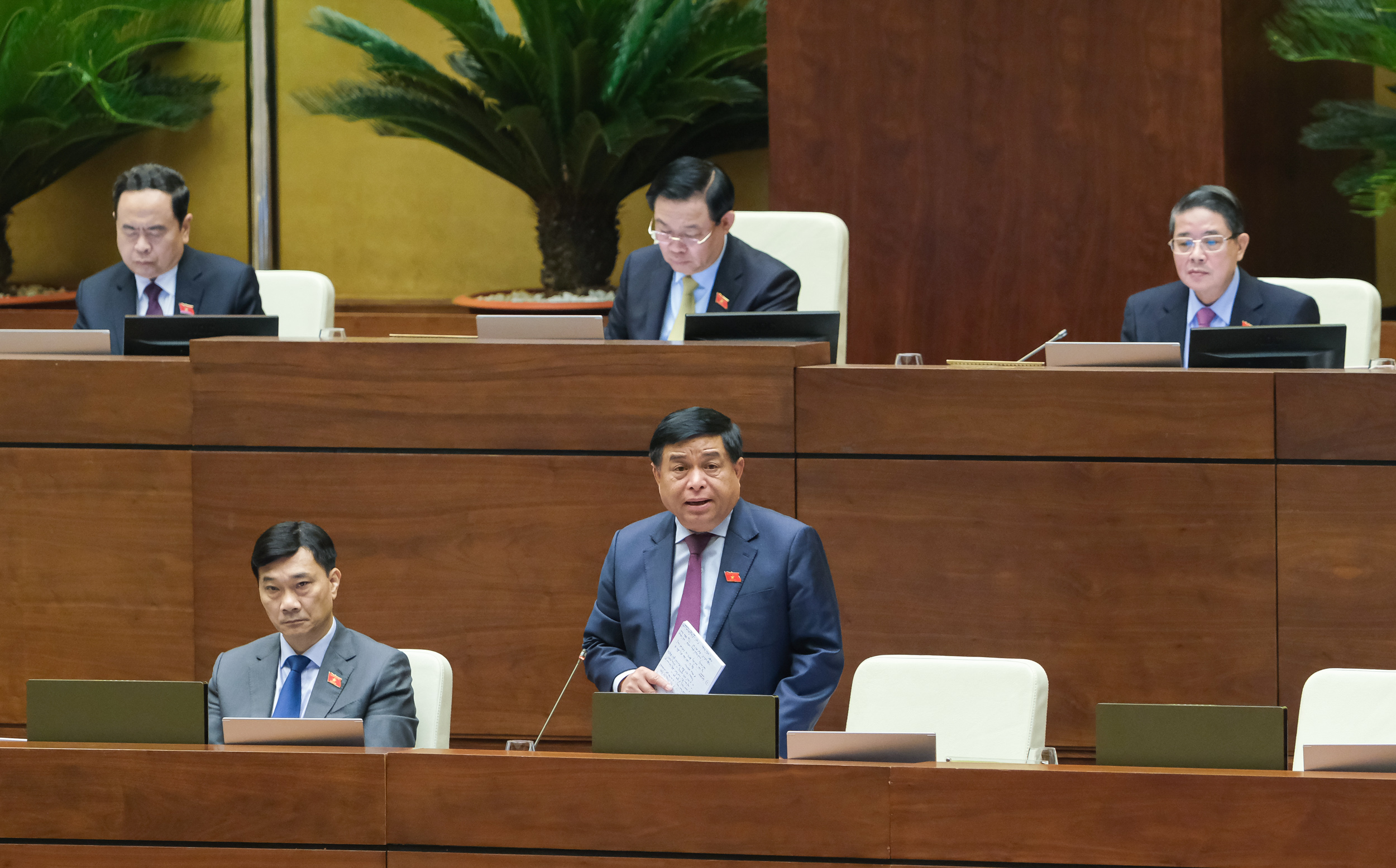 Bộ trưởng Bộ Kế hoạch và Đầu tư Nguyễn Chí Dũng tiếp thu, giải trình, làm rõ một số vấn đề đại biểu Quốc hội quan tâm. (Ảnh: Quochoi.vn).