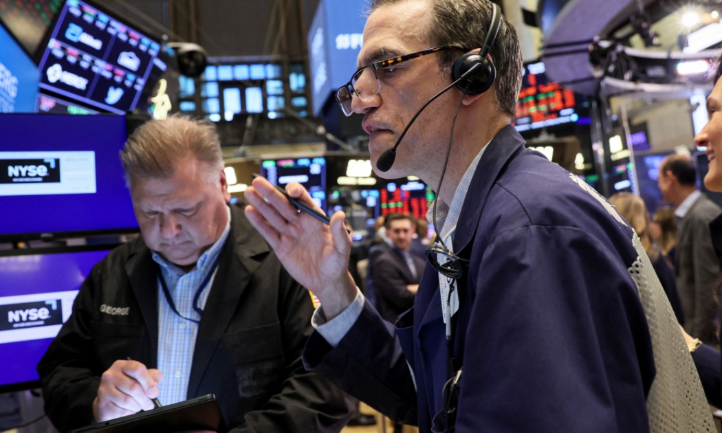 Các nhà giao dịch cổ phiếu trên sàn NYSE ở New York, Mỹ - Ảnh: Reuters.