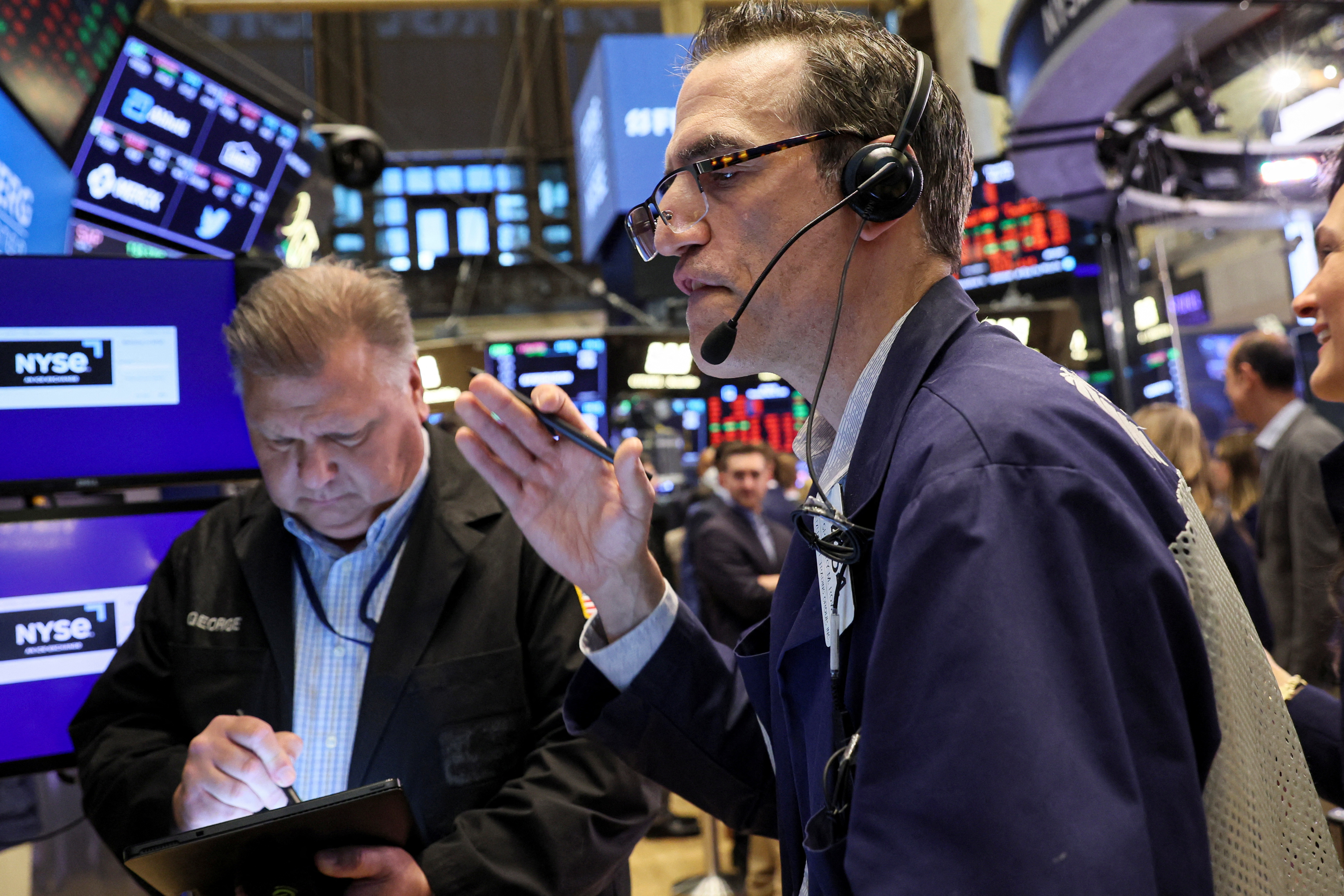 Các nhà giao dịch cổ phiếu trên sàn NYSE ở New York, Mỹ - Ảnh: Reuters.