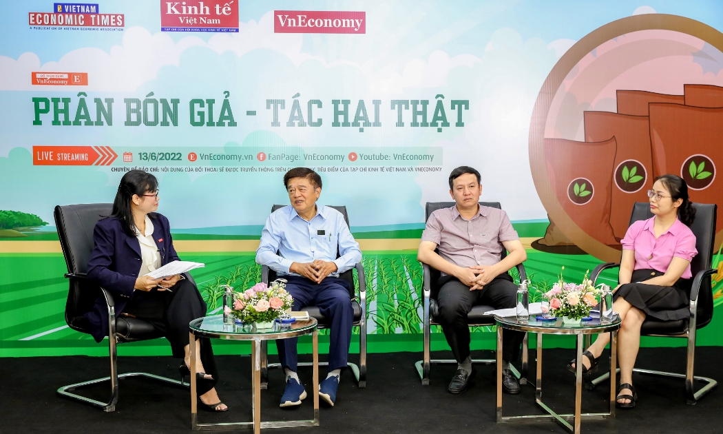 Các khách mời tham dự Đối thoại chuyên đề. Ảnh - Chu Xuân Khoa.