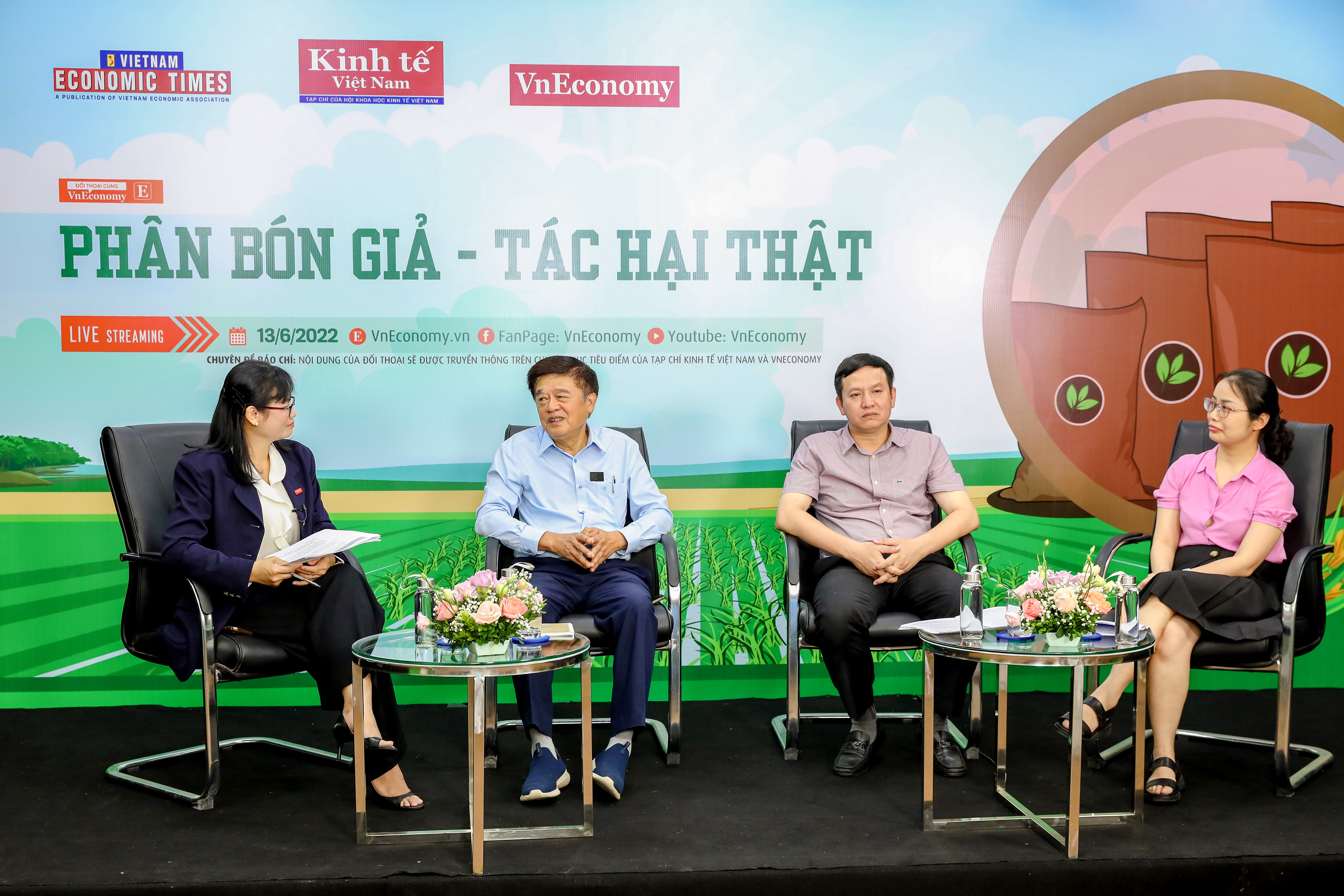 Các khách mời tham dự Đối thoại chuyên đề. Ảnh - Chu Xuân Khoa. 