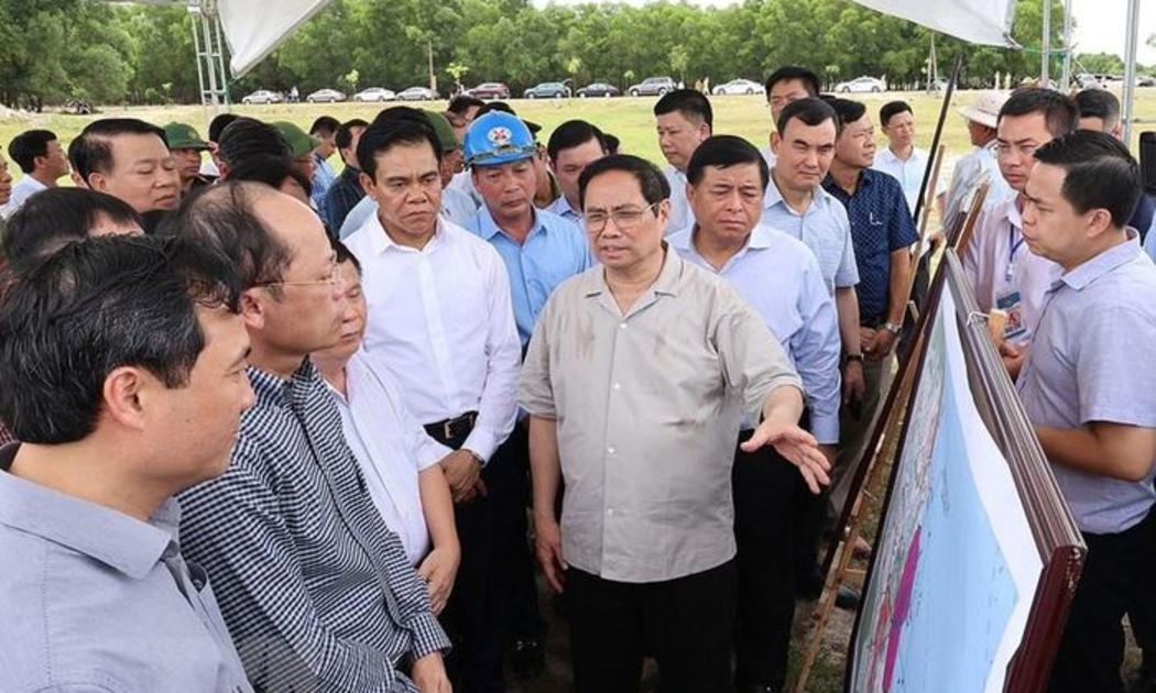Thủ tướng Phạm Minh Chính khảo sát thực trạng mỏ sắt Thạch Khê. Ảnh:TTXVN