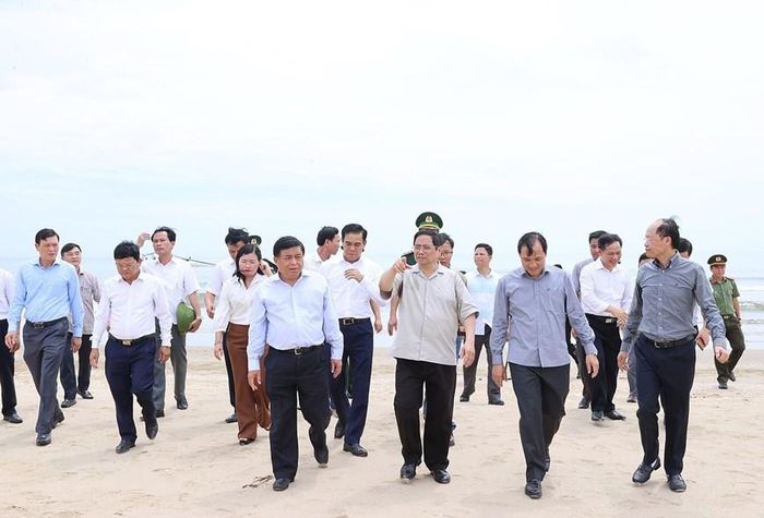 Thủ tướng Phạm Minh Chính khảo sát khu vực bãi biển Thạch Hà. Ảnh: TTXVN