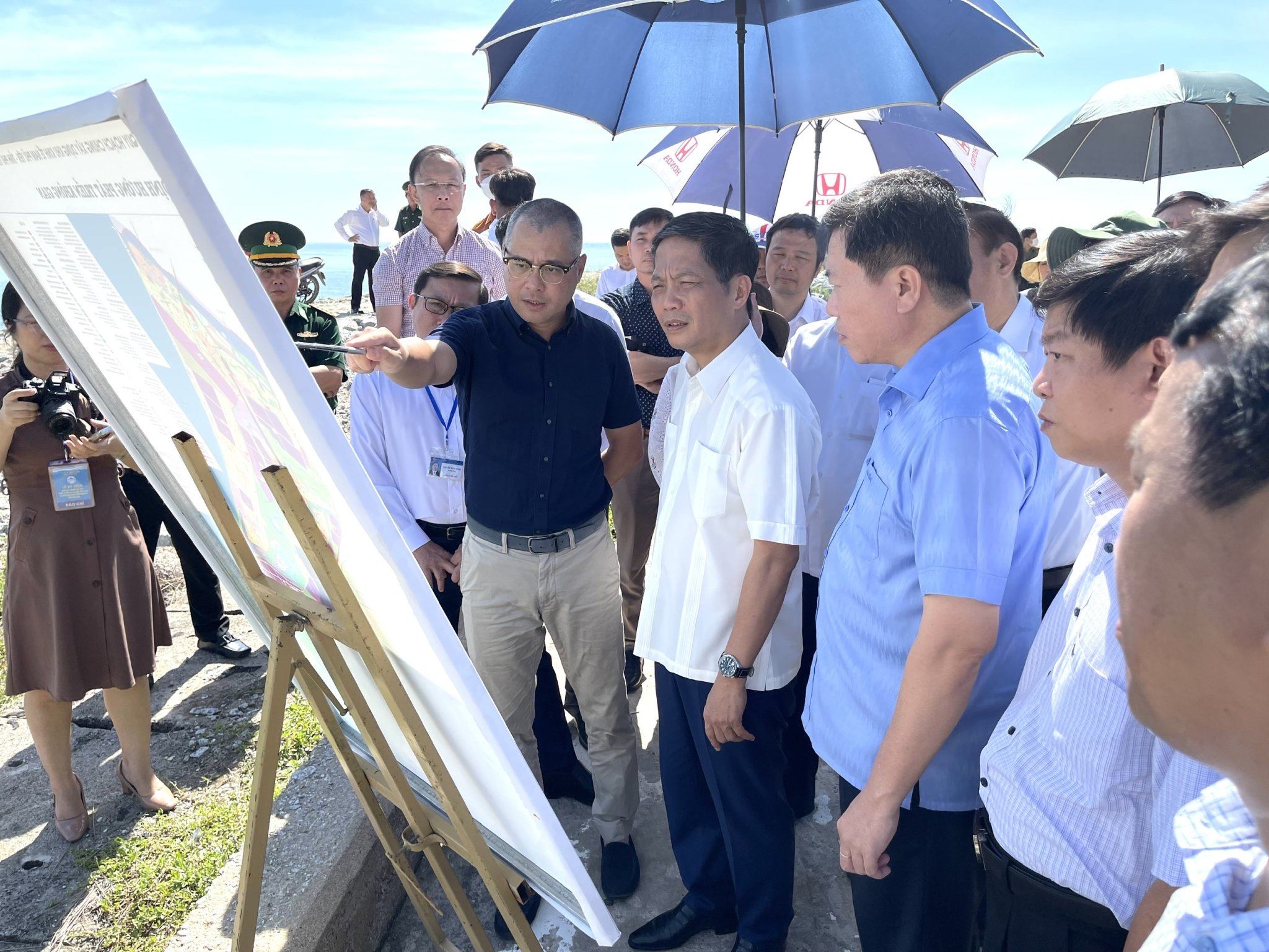 Đồng chí Phạm Đại Dương, Uỷ viên Ban Chấp hành Trung ương Đảng, Bí thư Tỉnh uỷ Phú Yên giới thiệu Dự án Cảng Bãi Gốc với Đoàn Giám sát.