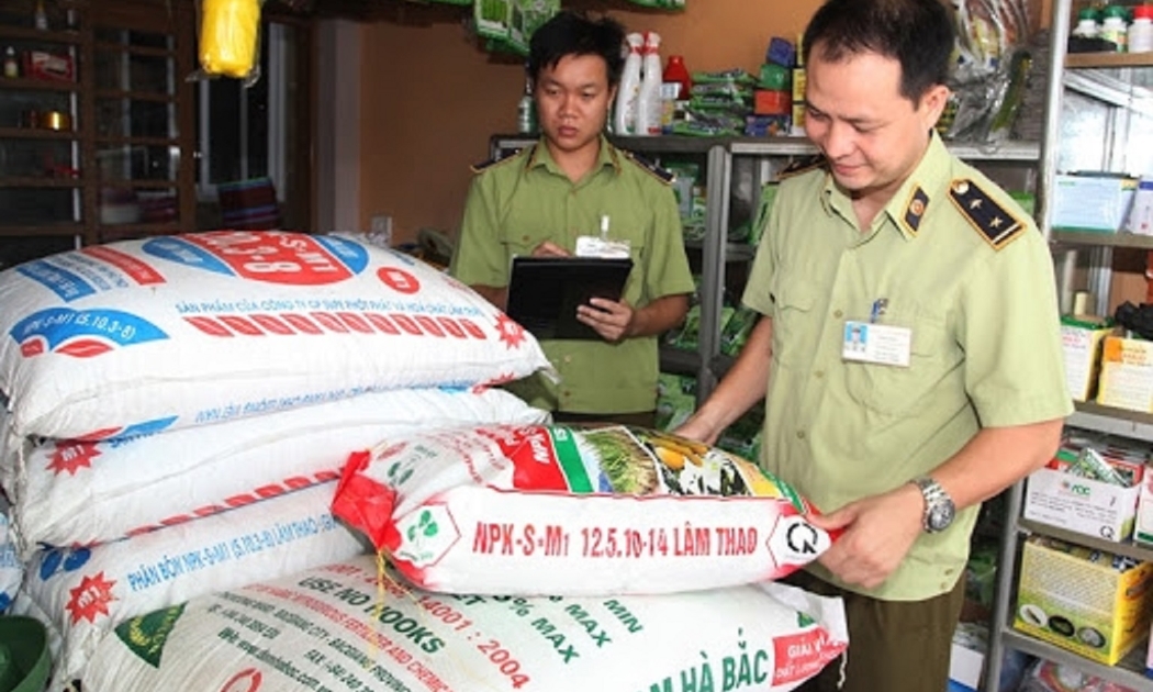 Kiểm tra cửa hàng kinh doanh phân bón.