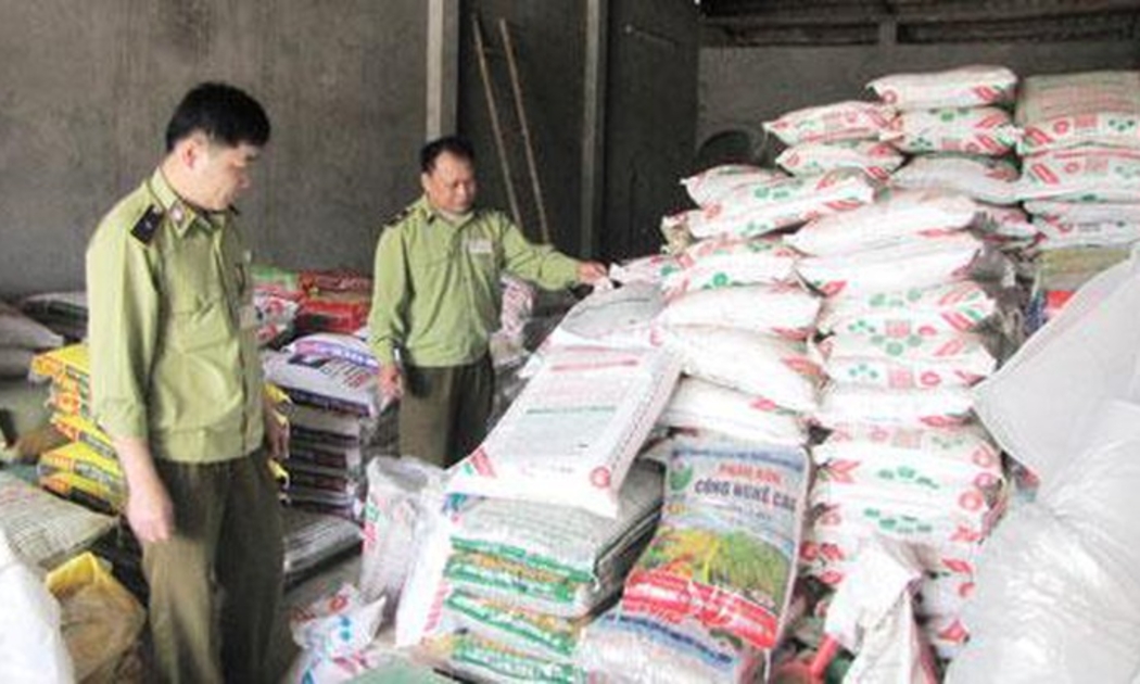 Lực lượng quản lý thị trường kiểm tra để phát hiện phân bón giả.