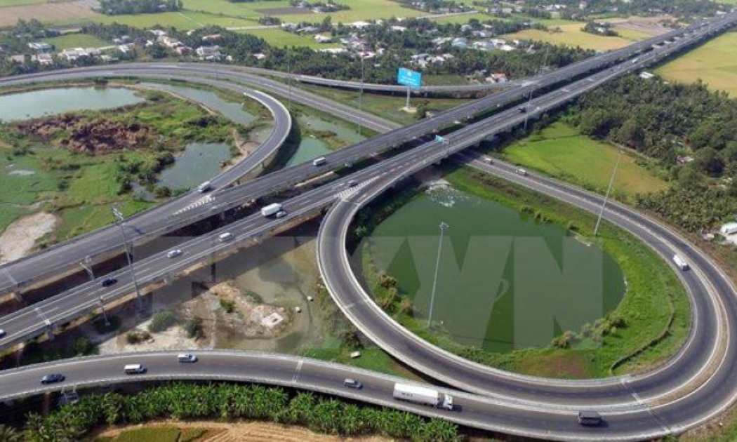 Cao tốc Dầu Giây – Tân Phú có điểm đầu giao với Quốc lộ 1, trùng với điểm cuối cao tốc TP. Hồ Chí Minh – Long Thành – Dầu Giây.