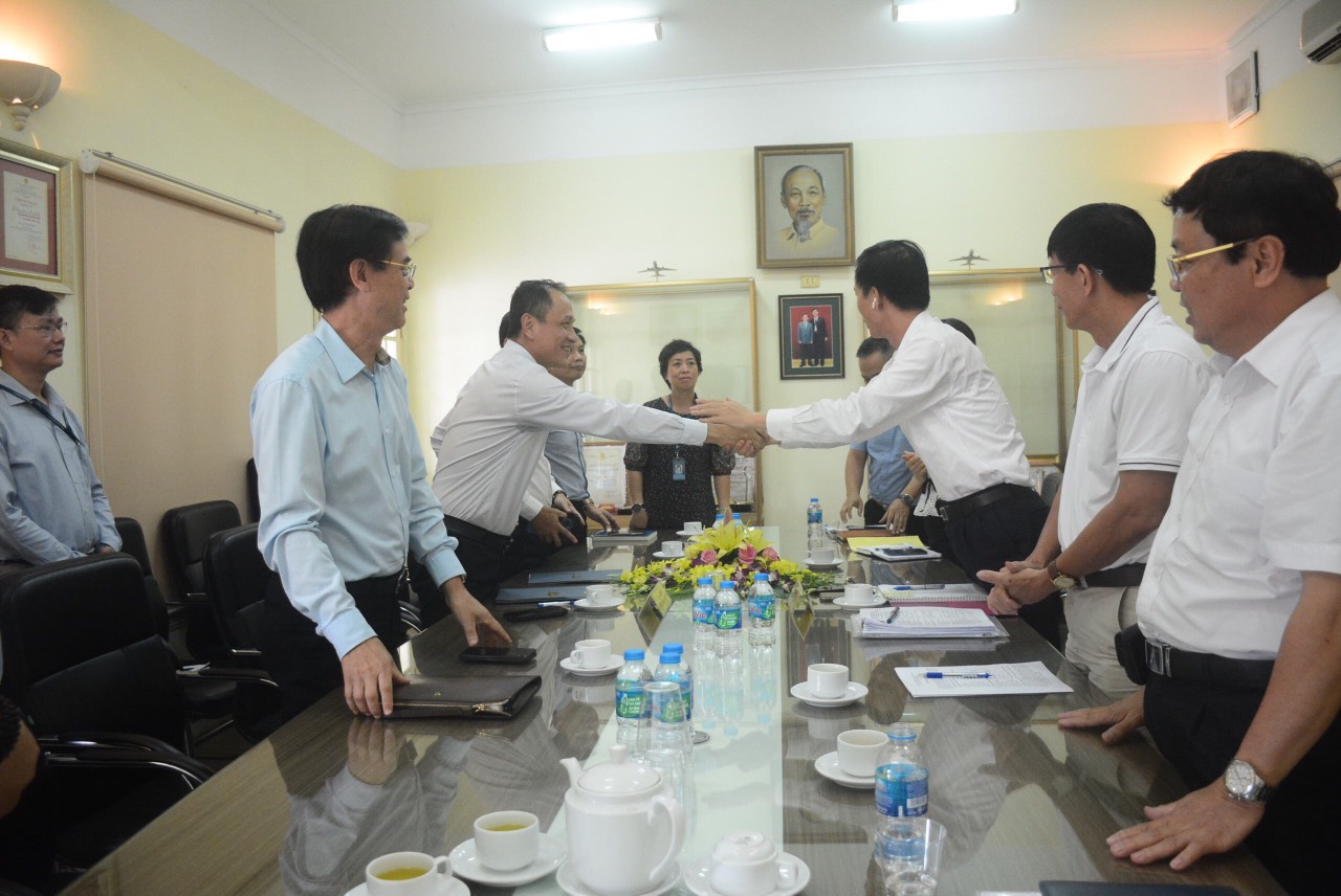 Tổng giám đốc Vietnam Airlines Lê Hồng Hà và Giám đốc Công ty Aplaco Lê Sỹ Cảnh tại buổi lễ ký kết hợp tác