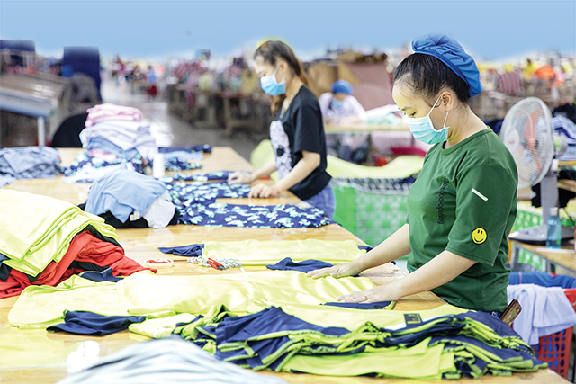 Việc giá nguyên liệu tăng cùng tình trạng hàng hóa nhập khẩu về chậm gây không ít khó khăn cho các doanh nghiệp.