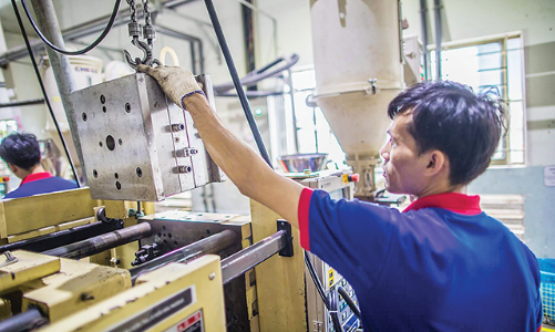 Doanh nghiệp chống chọi với “bão giá” nguyên liệu đầu vào