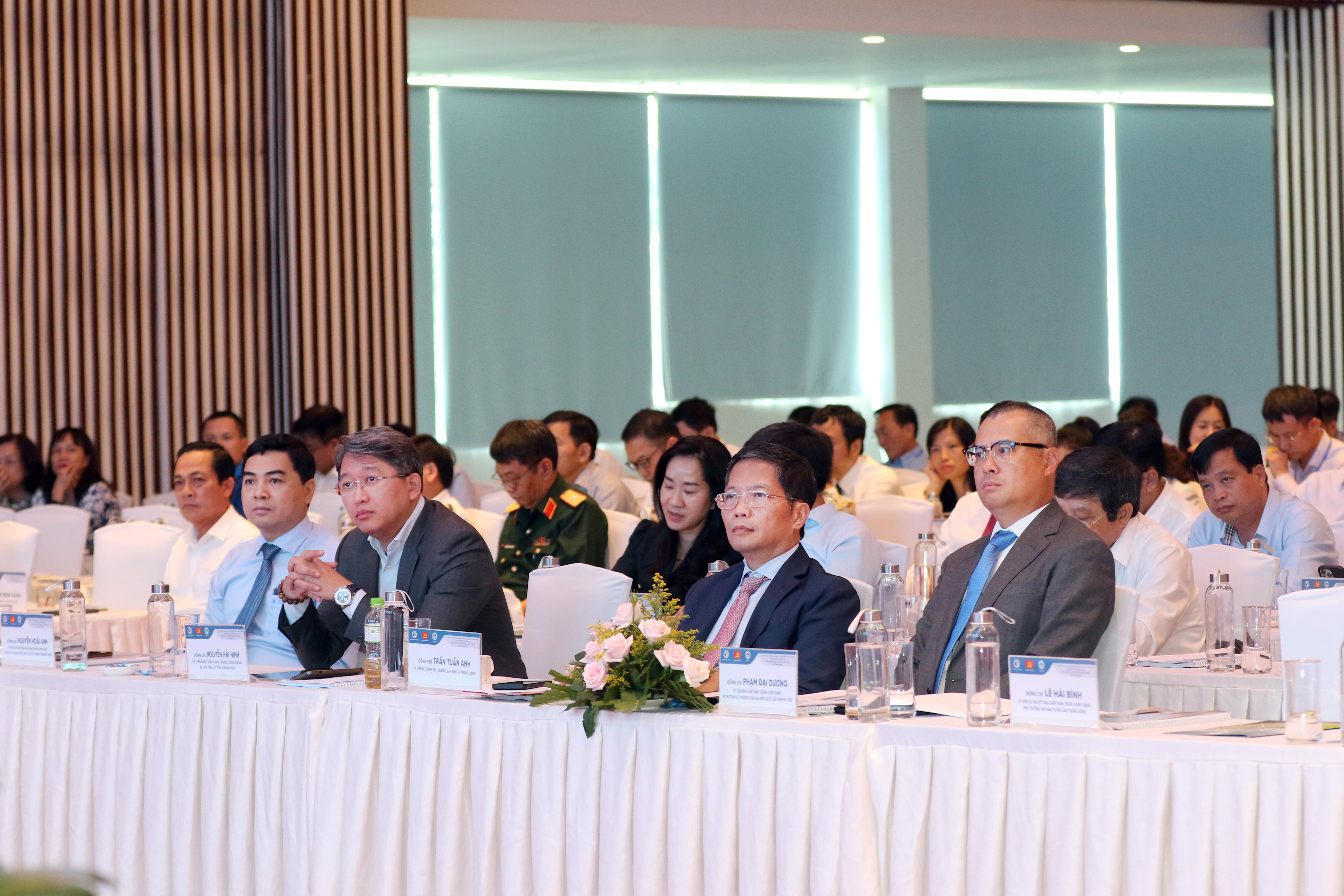 Đồng chí Trần Tuấn Anh, đồng chí Phạm Đại Dương cùng các đại biểu lắng nghe ý kiến của các diễn giả tham gia Diễn đàn.