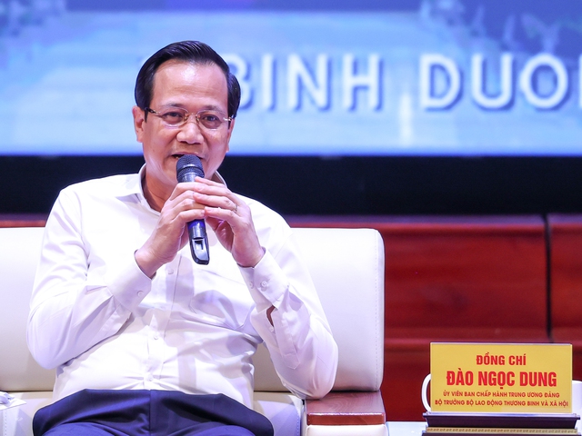 Bộ trưởng Bộ Lao động - Thương binh và Xã hội Đào Ngọc Dung trả lời câu hỏi của công nhân ngày 12/6. Ảnh - VGP. 