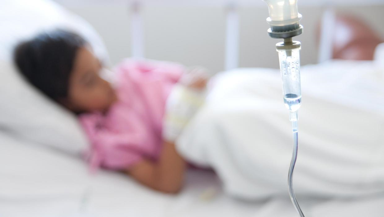 Một số nghiên cứu lại thiên về giả thuyết bệnh có thể liên quan tới siêu kháng nguyên Corona virus.