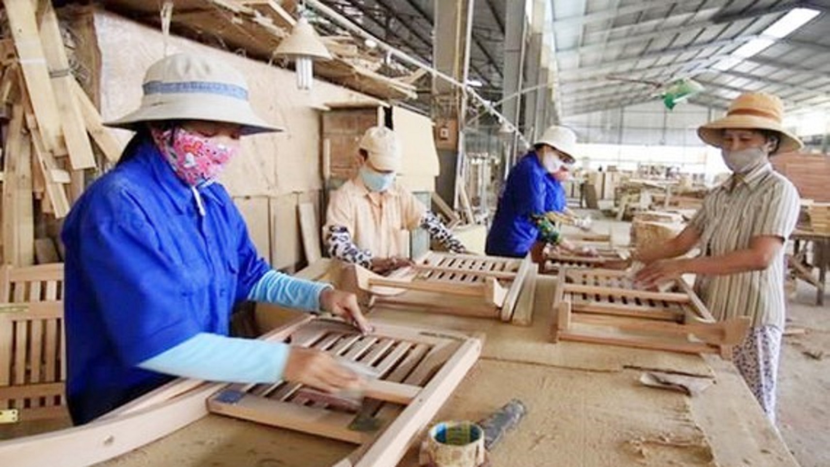 Sản xuất đồ gỗ cần sự hợp tác.