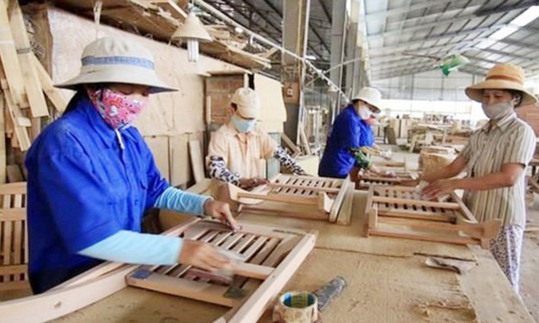 Sản xuất đồ gỗ cần sự hợp tác.
