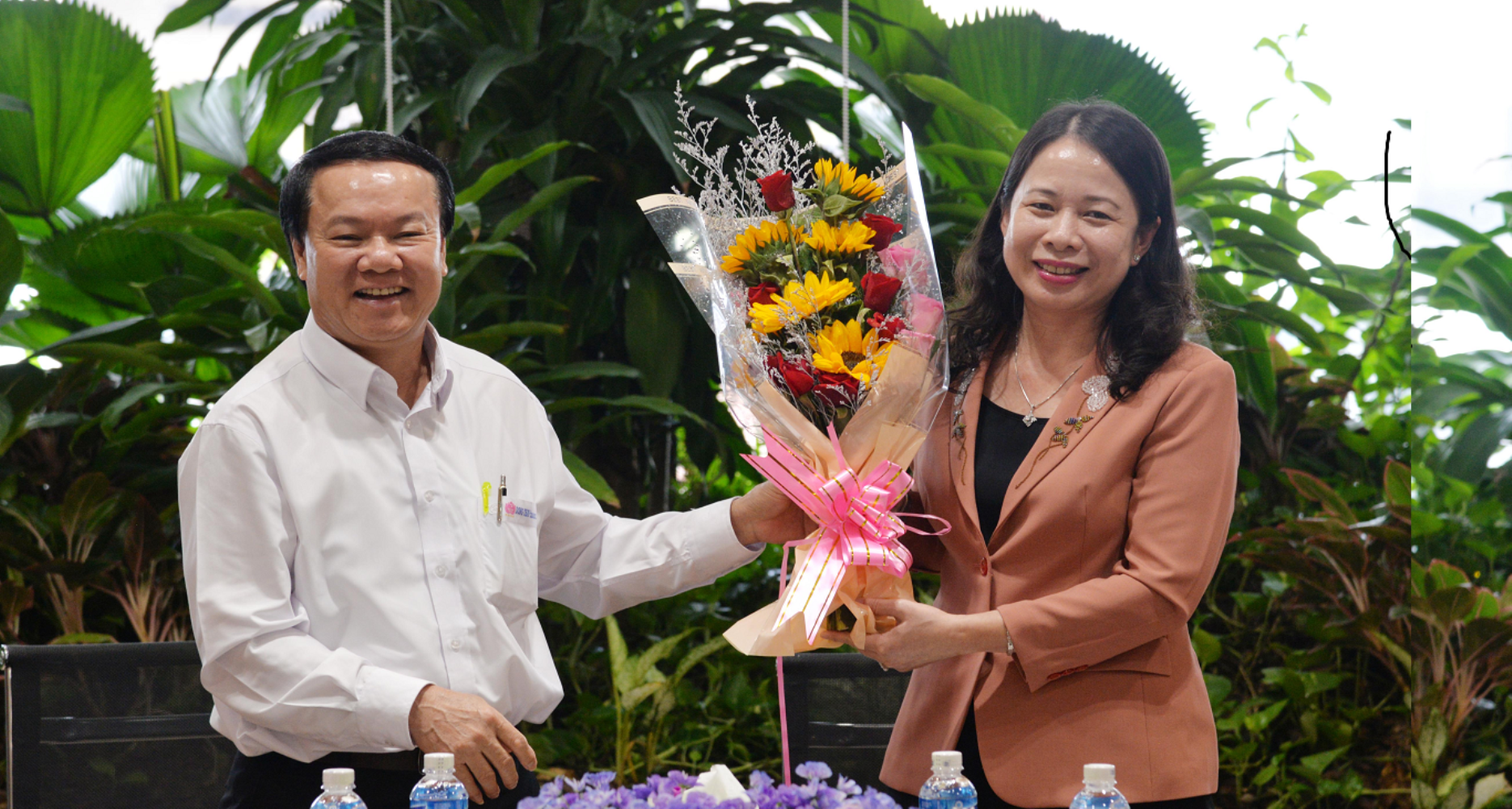 Ph&oacute; Chủ tịch nước V&otilde; Thị &Aacute;nh Xu&acirc;n đến thăm Tập đo&agrave;n Sao Mai.