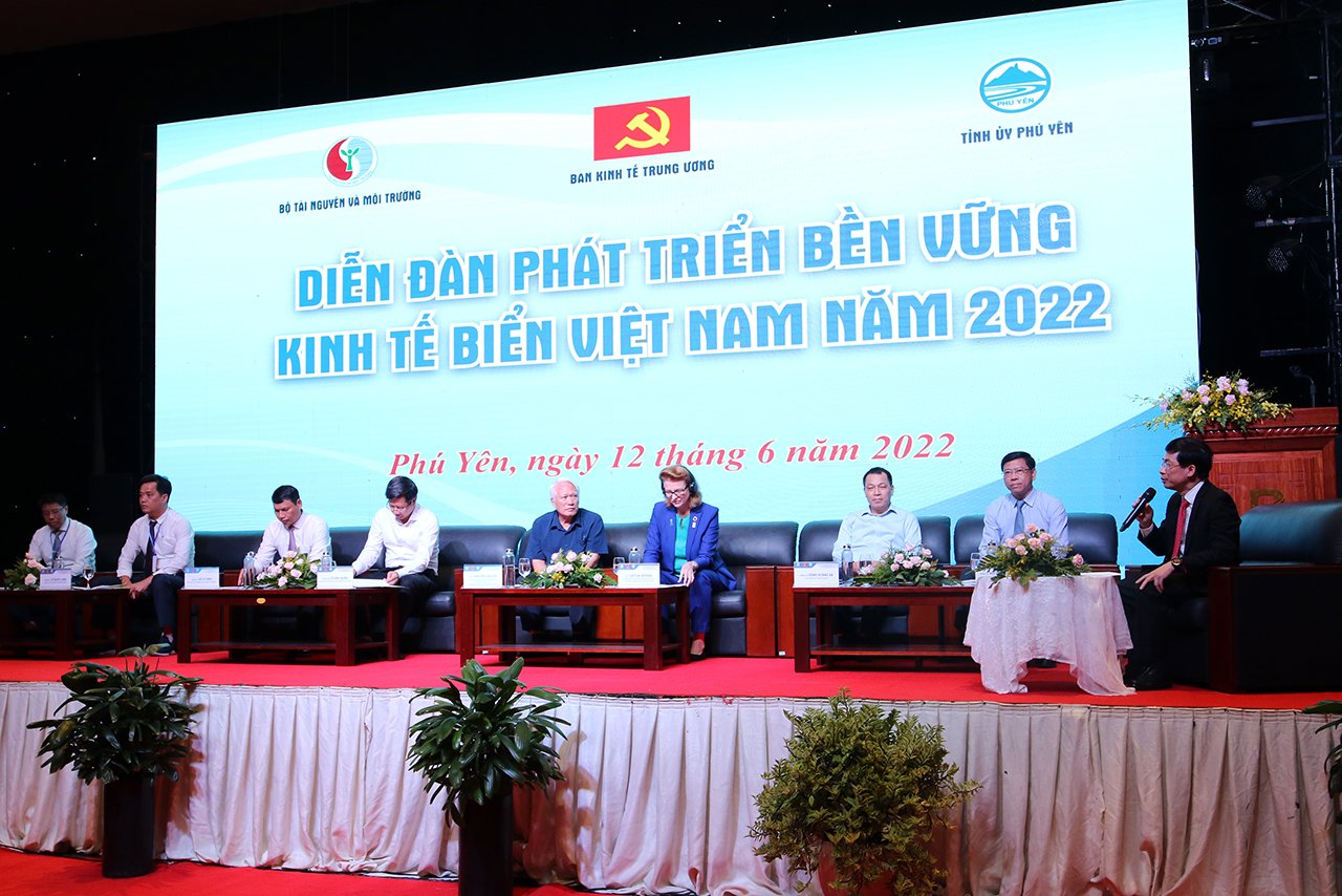 Các đại biểu tham gia thảo luận tại Diễn đàn.