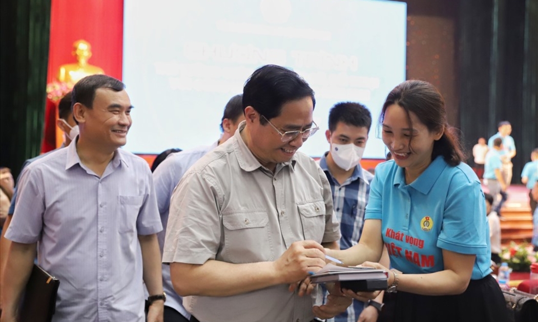 Thủ tướng Chính phủ Phạm Minh Chính trò chuyện với công nhân khi kết thúc chương trình. Ảnh - Hải Nguyễn.