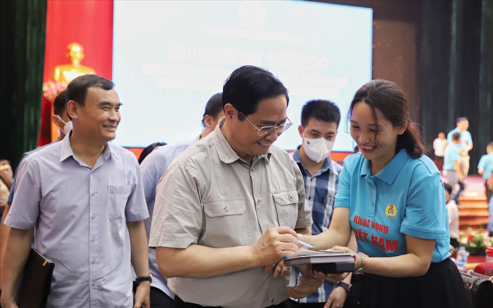Thủ tướng Chính phủ Phạm Minh Chính trò chuyện với công nhân khi kết thúc chương trình. Ảnh - Hải Nguyễn. 