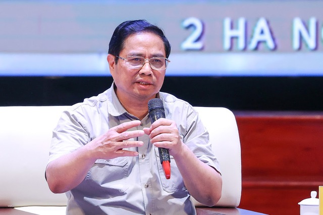 Thủ tướng chia sẻ với c&ocirc;ng nh&acirc;n. Ảnh - VGP.&nbsp;