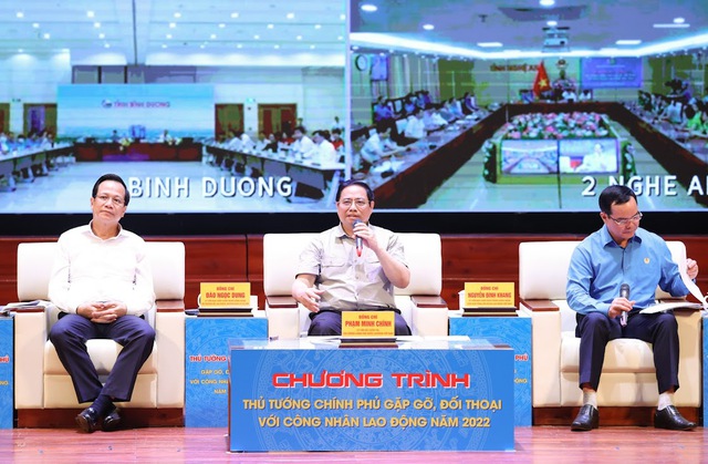 Lãnh đạo Chính phủ giải đáp những thắc mắc của công nhân. Ảnh - VGP. 