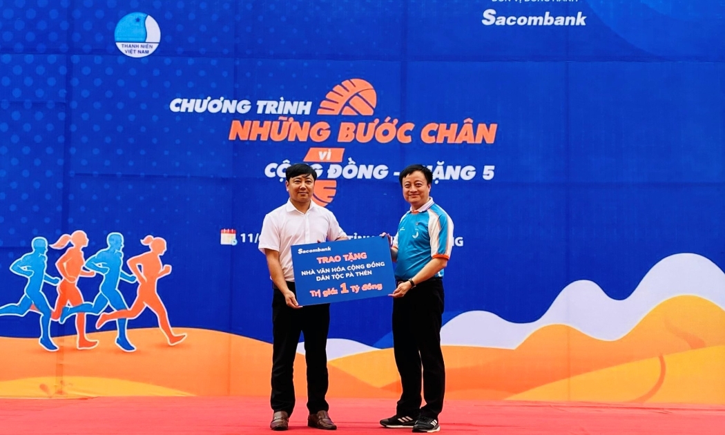 Đại diện Sacombank trao tặng 1 tỷ đồng vào quỹ xây dựng Nhà văn hóa cộng đồng dân tộc Pà Thẻn.