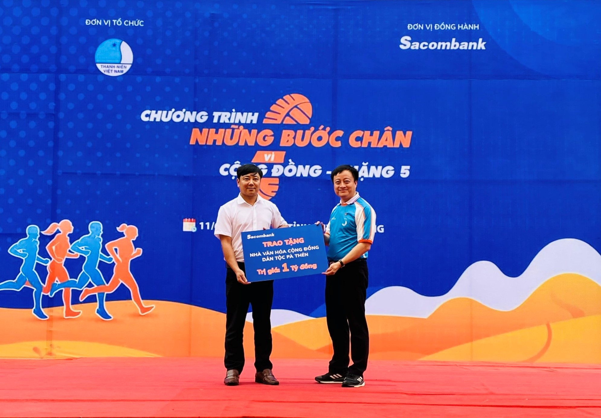 Đại diện Sacombank trao tặng 1 tỷ đồng vào quỹ xây dựng Nhà văn hóa cộng đồng dân tộc Pà Thẻn.