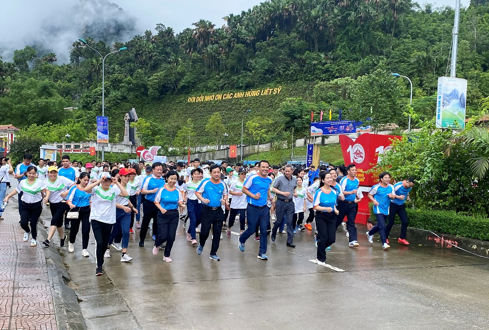 Sacombank trao tặng quà/học bổng cho các già làng, trưởng bản, hộ gia đình chính sách… có hoàn cảnh khó khăn ở Pà Thẻn.