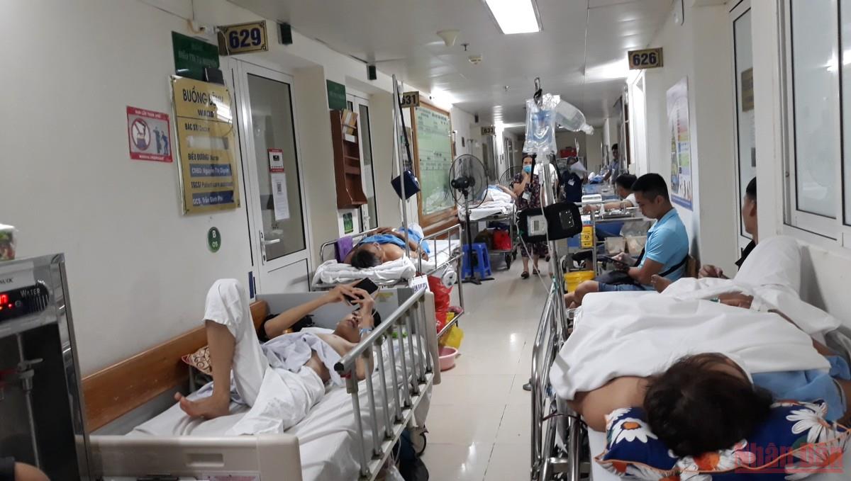 Thiếu thuốc, trang thiết bị y tế, bác sĩ cũng gặp khó - Ảnh: sưu tầm