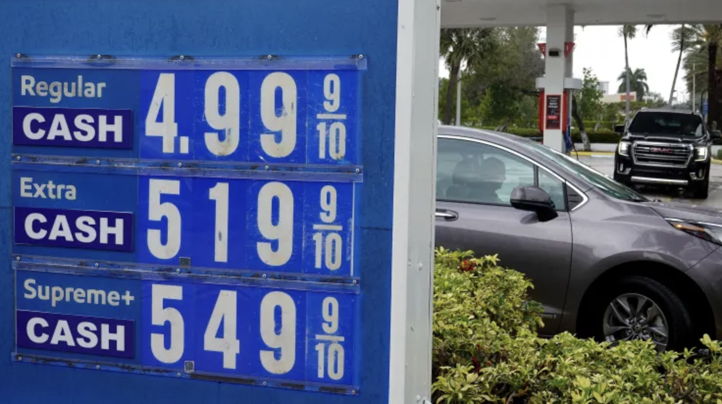 Biển báo giá xăng tại một trạm bơm xăng ở Miami, Florida, Mỹ, hôm 10/3/2022 - Ảnh: Getty/CNBC.