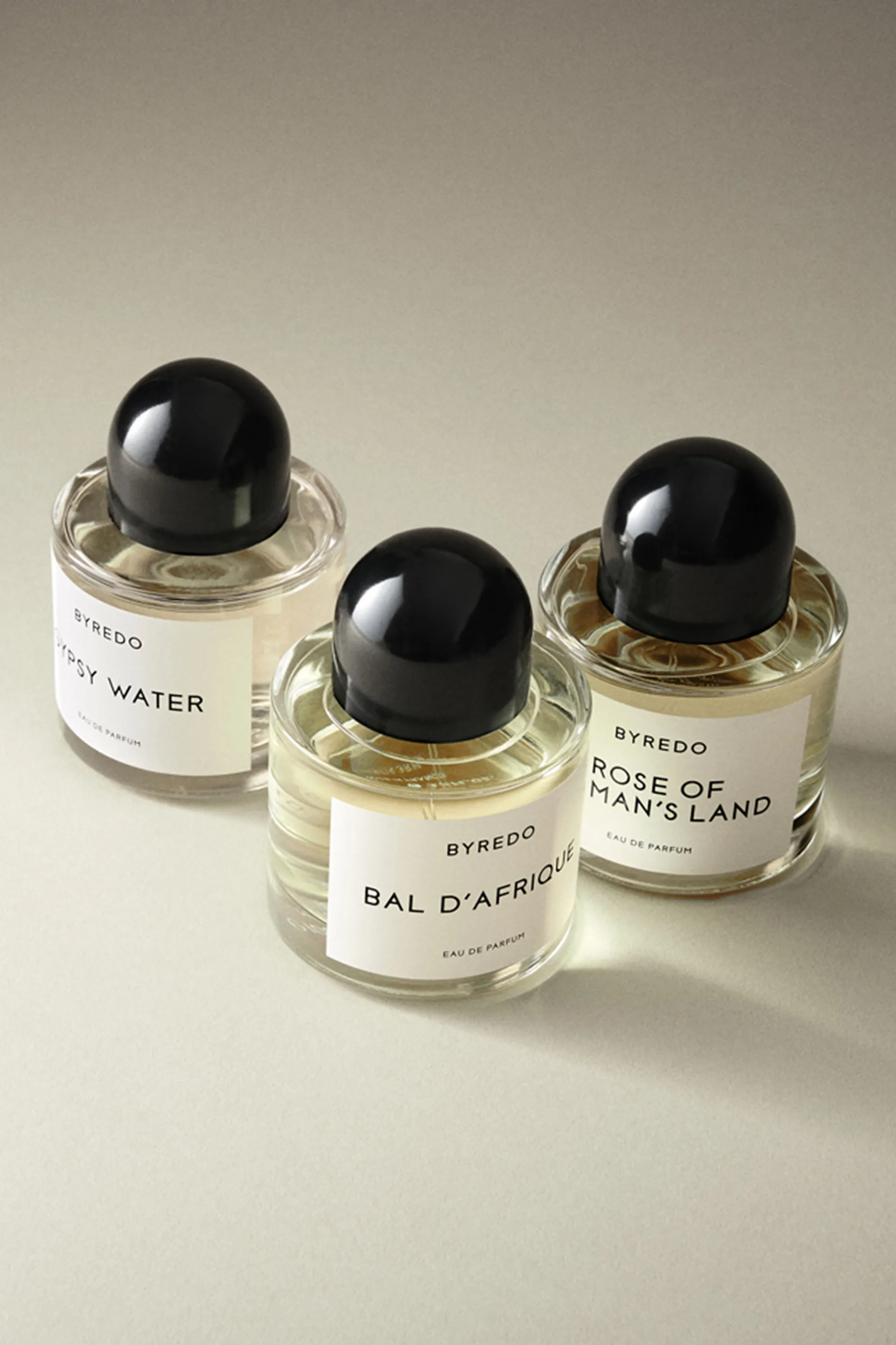 Những chai nước hoa thủ c&ocirc;ng xa xỉ m&agrave; tối giản của thương hiệu&nbsp;Byredo.