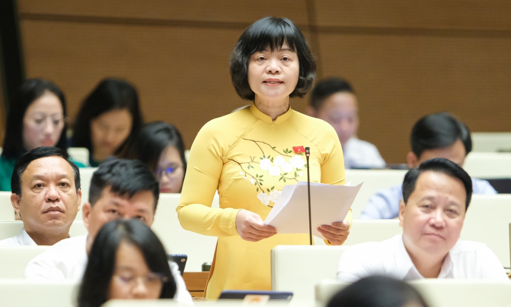Đại biểu Nguyễn Thanh Cầm, Đoàn Đại biểu Quốc hội tỉnh Tiền Giang quan tâm về giá dịch vụ khám, chữa bệnh. Ảnh - Quochoi.vn.