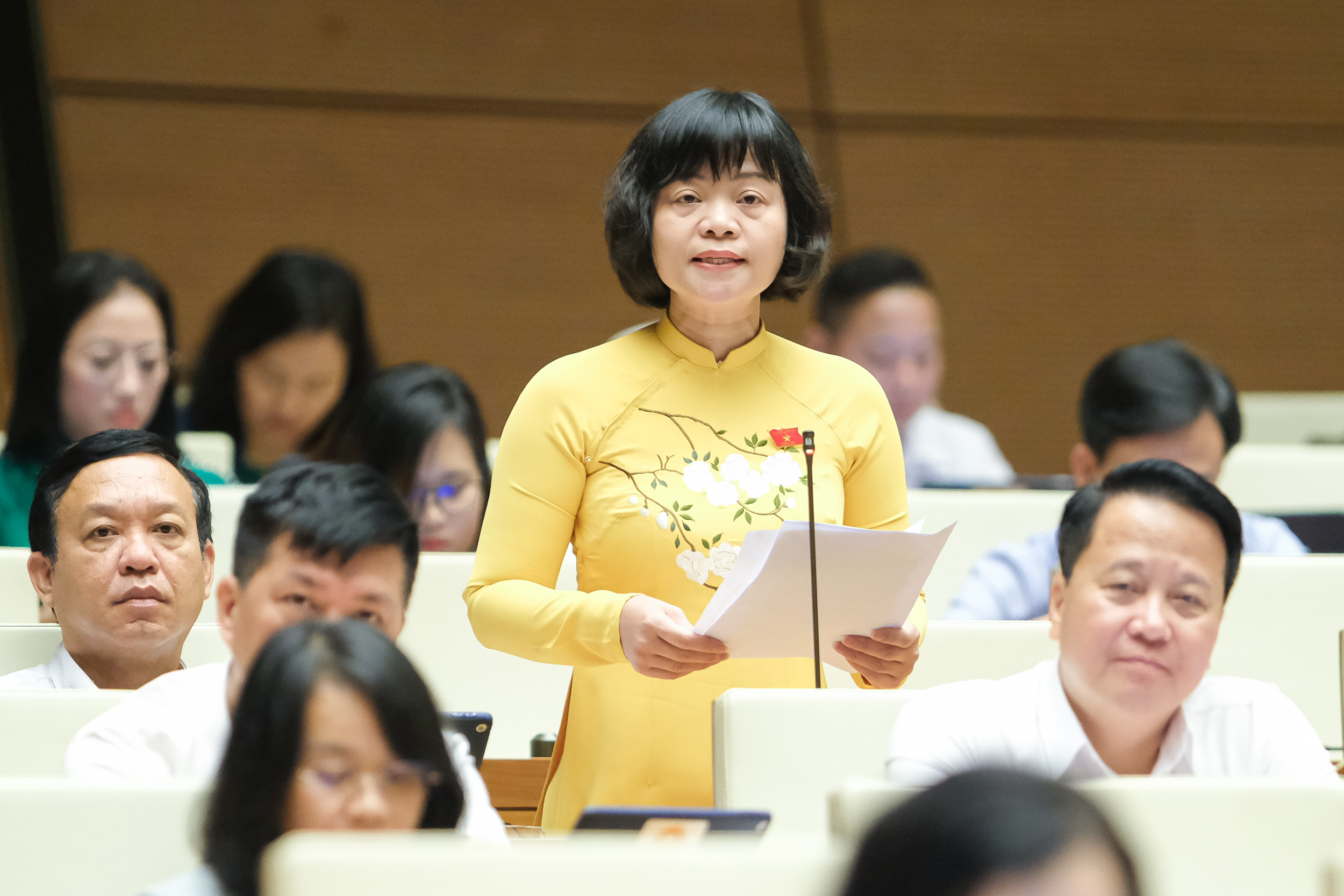 Đại biểu Nguyễn Thanh Cầm, Đoàn Đại biểu Quốc hội tỉnh Tiền Giang quan tâm về giá dịch vụ khám, chữa bệnh. Ảnh - Quochoi.vn. 