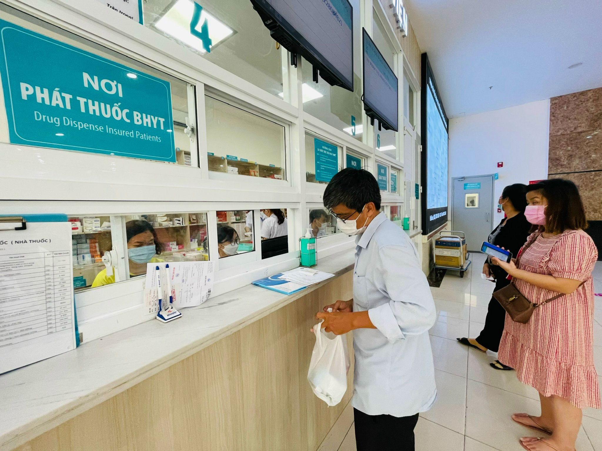 Bệnh viên công thiếu thuốc, vật tư y tế, sinh phẩm và thậm chí thiếu cả thiết bị y tế 