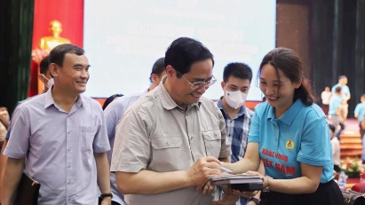 PM holds dialogue with workers