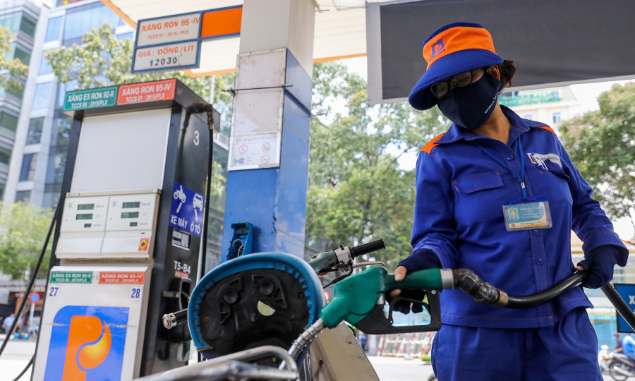  Từ 15h ngày 13/6, giá xăng dầu tiếp tục được điều chỉnh tăng, đặc biệt tăng mạnh ở mặt hàng dầu. Giá xăng liên tục thiết lập mức kỷ lục và đang có mức cao nhất trong lịch sử.
