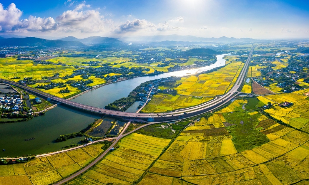 Quốc lộ 19B kết nối khu kinh tế Nhơn Hội và sân bay Phù Cát là “chất xúc tác” tăng trưởng quan trọng giúp thị trường bất động sản thêm phần sôi động, đặc biệt tại những dự án nằm dọc trên trục đường này.