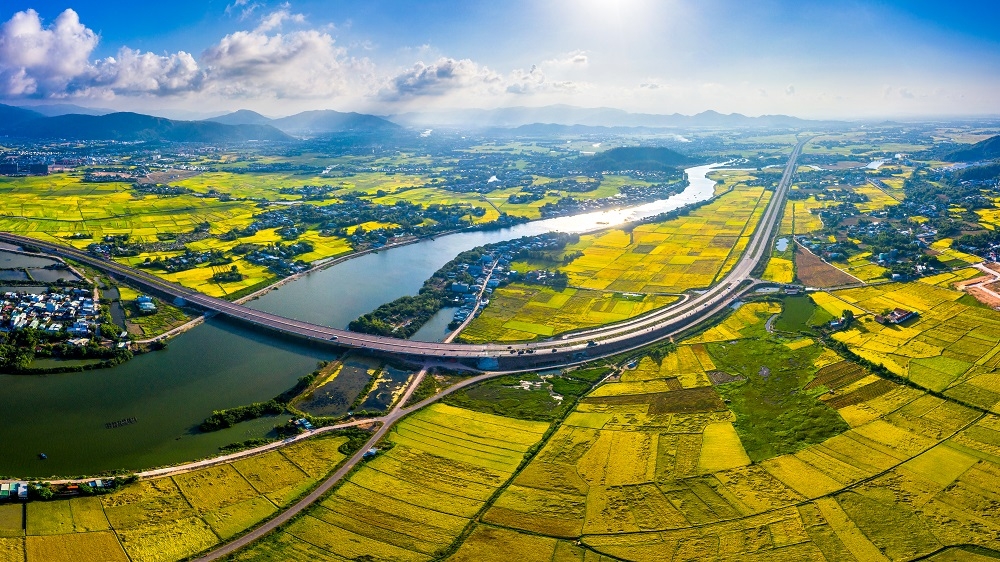 Quốc lộ 19B kết nối khu kinh tế Nhơn Hội và sân bay Phù Cát là “chất xúc tác” tăng trưởng quan trọng giúp thị trường bất động sản thêm phần sôi động, đặc biệt tại những dự án nằm dọc trên trục đường này.