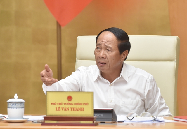 Phó Thủ tướng yêu cầu lãnh đạo Bộ Giao thông vận tải thường xuyên xuống hiện trường kiểm tra thực tế, nắm chính xác "san lấp được bao nhiêu m3, đóng được bao nhiêu cái cọc". (Ảnh: VGP).