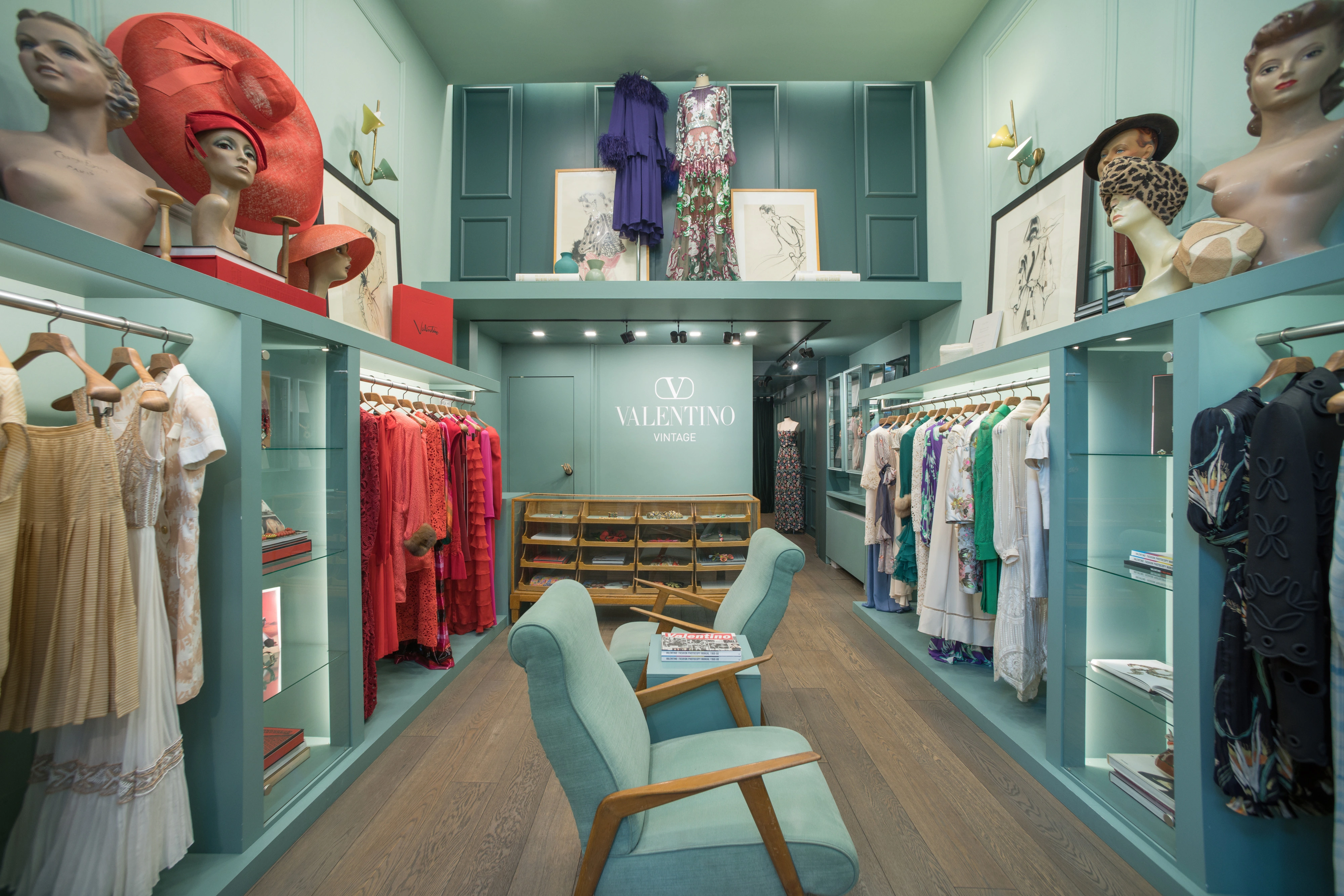 Bên trong cửa hàng Pauline Vintage ở Milan của Valentino.