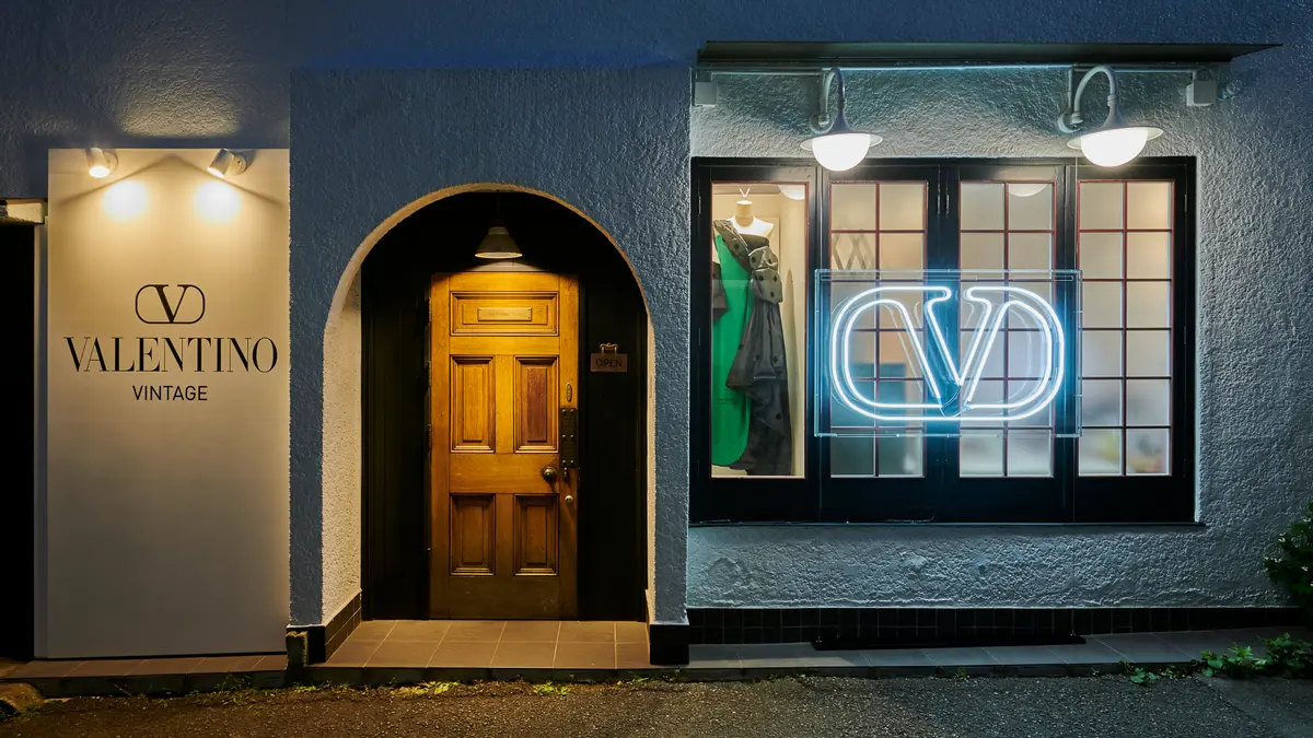 Tại giai đoạn hai của chương tr&igrave;nh &ldquo;Valentino vintage&rdquo; n&agrave;y, c&aacute;c Vintage Store sẽ bắt đầu b&aacute;n lại c&aacute;c sản phẩm Valentino cũ ra c&ocirc;ng ch&uacute;ng.&nbsp;