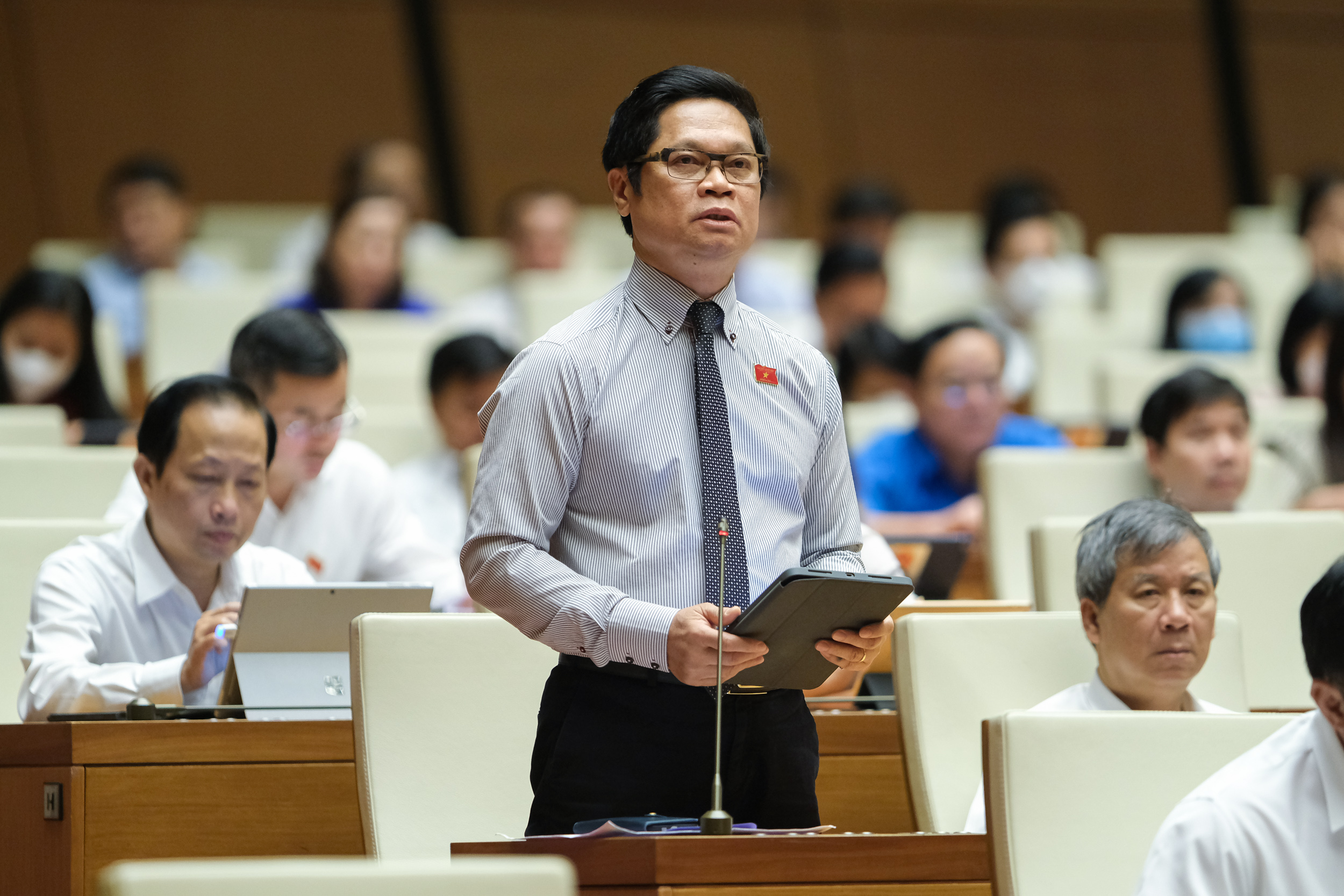 Đại biểu Vũ Tiến Lộc tại phi&ecirc;n thảo luận ở hội trường về dự &aacute;n dự &aacute;n Luật Dầu kh&iacute; (sửa đổi) s&aacute;ng 15/6- Ảnh: Quochoi.vn