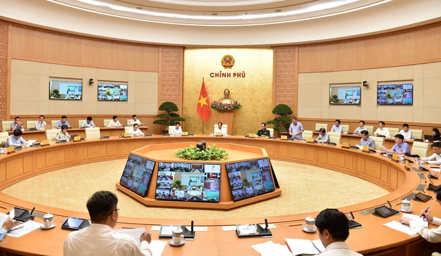 Phó Thủ tướng Lê Văn Thành chủ trì cuộc họp kết nối trực tuyến với 23 địa phương có dự án đi qua. (Ảnh: VGP).