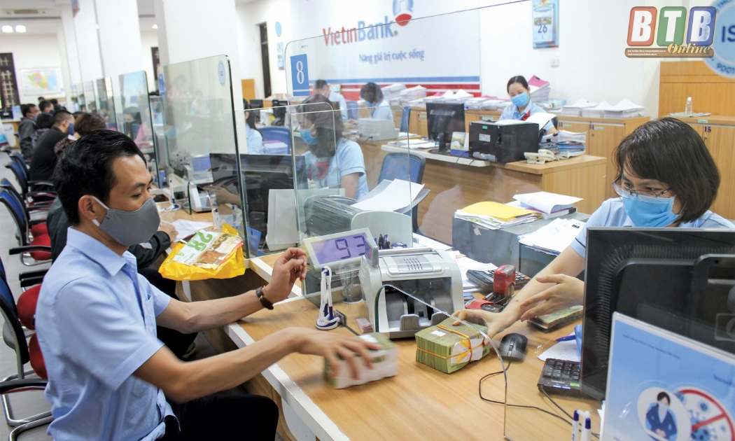 Người dân gửi tiền tại ngân hàng.