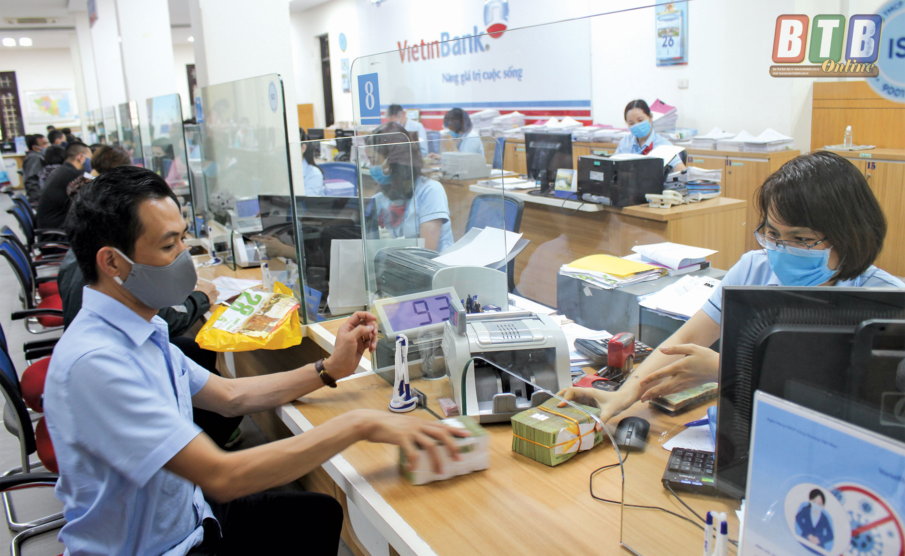 Người dân gửi tiền tại ngân hàng.