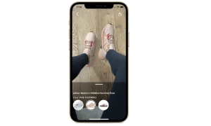 Khách hàng ở Mỹ và Canada có thể quét mã QR trên trang web của Amazon để thử giày ảo hoặc tìm kiếm cụm từ "Virtual Try On - Thử ảo" trong ứng dụng Amazon iOS.