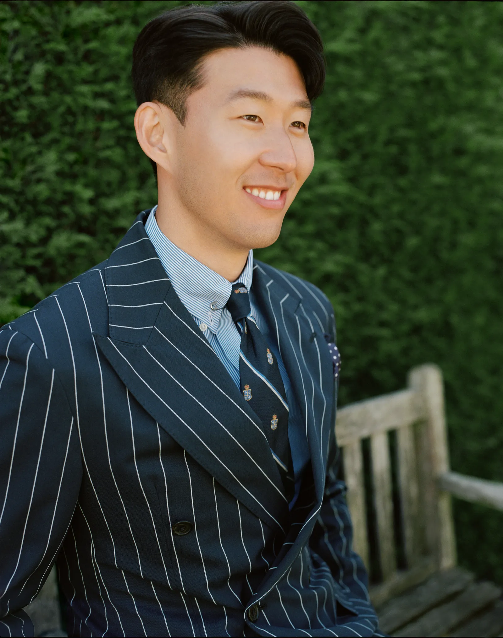 Mang DNA năng động, mạnh mẽ v&agrave; th&aacute;ch thức mọi giới hạn, Son Heung Min ch&iacute;nh l&agrave; h&igrave;nh mẫu qu&yacute; &ocirc;ng hiện đại l&yacute; tưởng của nh&agrave; mốt Anh.